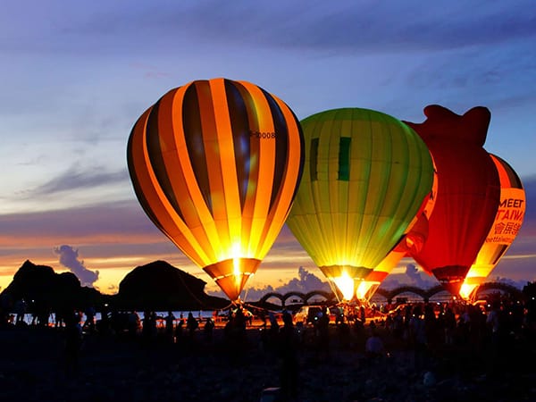 the Night Glow Concert was held at dawn in Sanxiantai combing sunrise and hot air balloon display