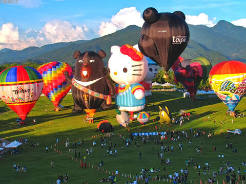 穿著布農族服飾的Hello Kitty熱氣球與其他造型熱氣球