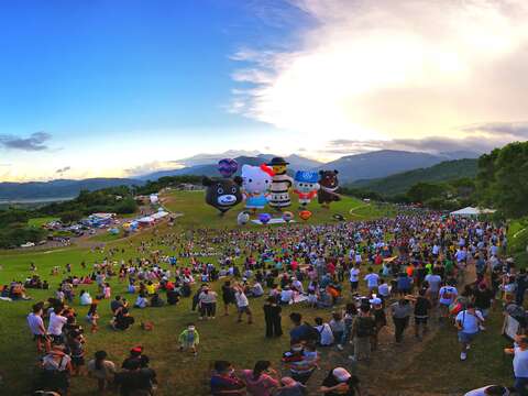 等著追球的遊客們