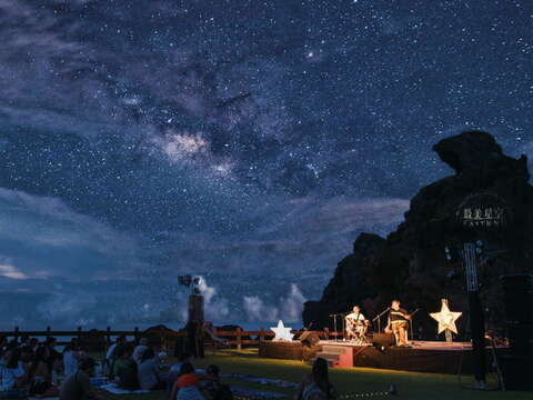 甫獲美國2024年星火獎白金獎的「台東最美星空音樂會」6月到8月間舉行_圖片為臺東縣政府提供
