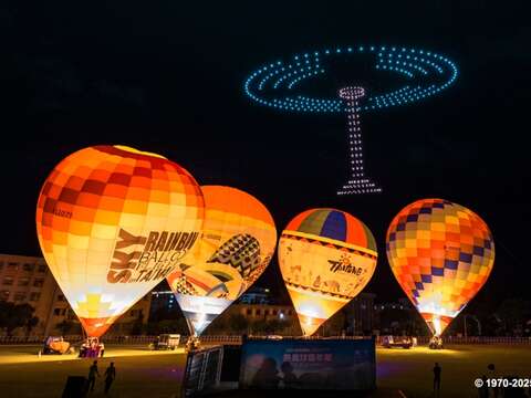 700架無人機升上夜空後，伴隨動畫經典旋律，排列成竹蜻蜓圖樣_臺東縣政府提供