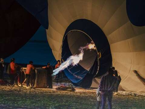 熱氣球緩緩立起_照片為台東縣政府提供