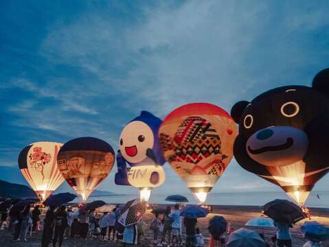 熱氣球與曙光交織共舞的絕美瞬間_照片為台東縣政府提供