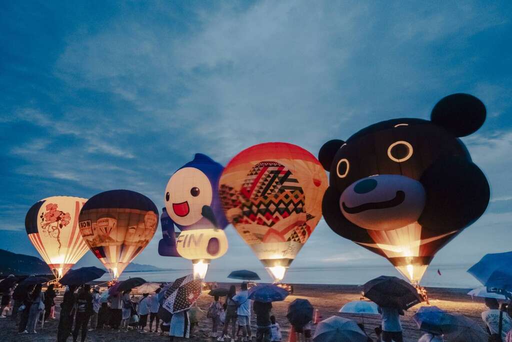 熱氣球與曙光交織共舞的絕美瞬間_照片為台東縣政府提供