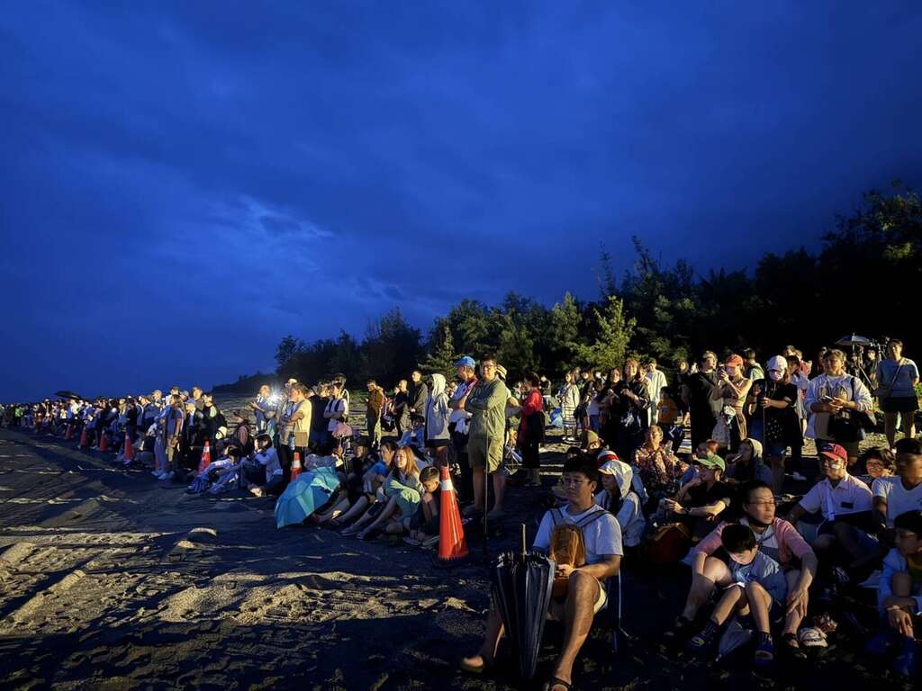 吸引許多球迷朋友前來一睹熱氣球及曙光的魅力_照片為台東縣政府提供