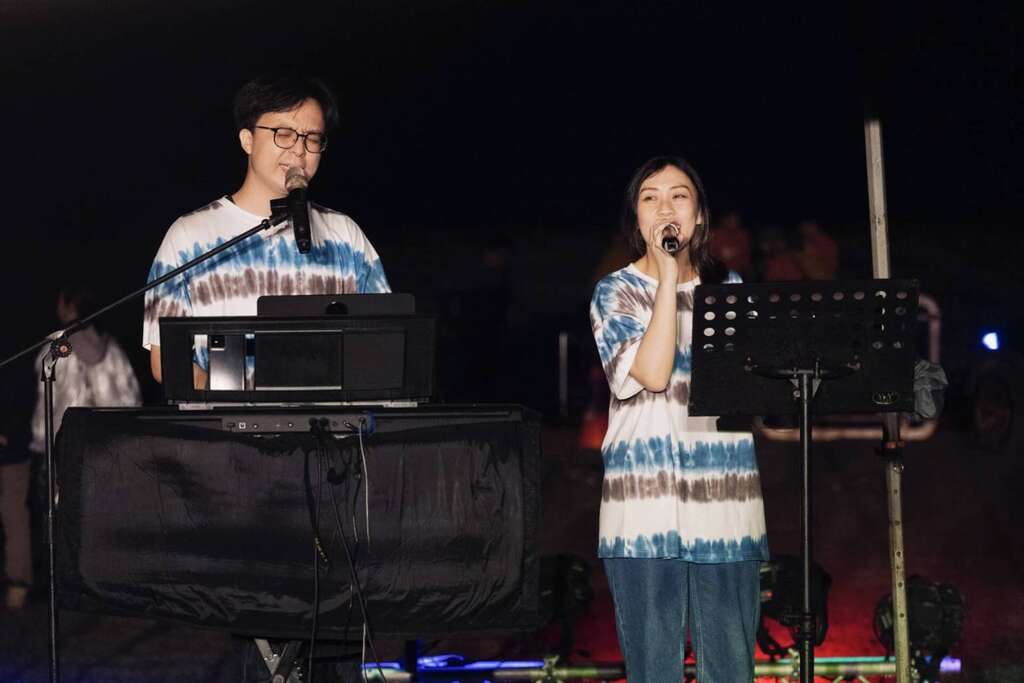 臺東在地音樂團體「都市小島」以輕快舒緩的旋律揭開序幕_照片為台東縣政府提供