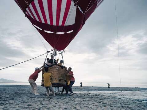 現場由黑松FIN水寶、臺北熊讚球、曙光球等五顆熱氣球結合演出_照片為台東縣政府提供