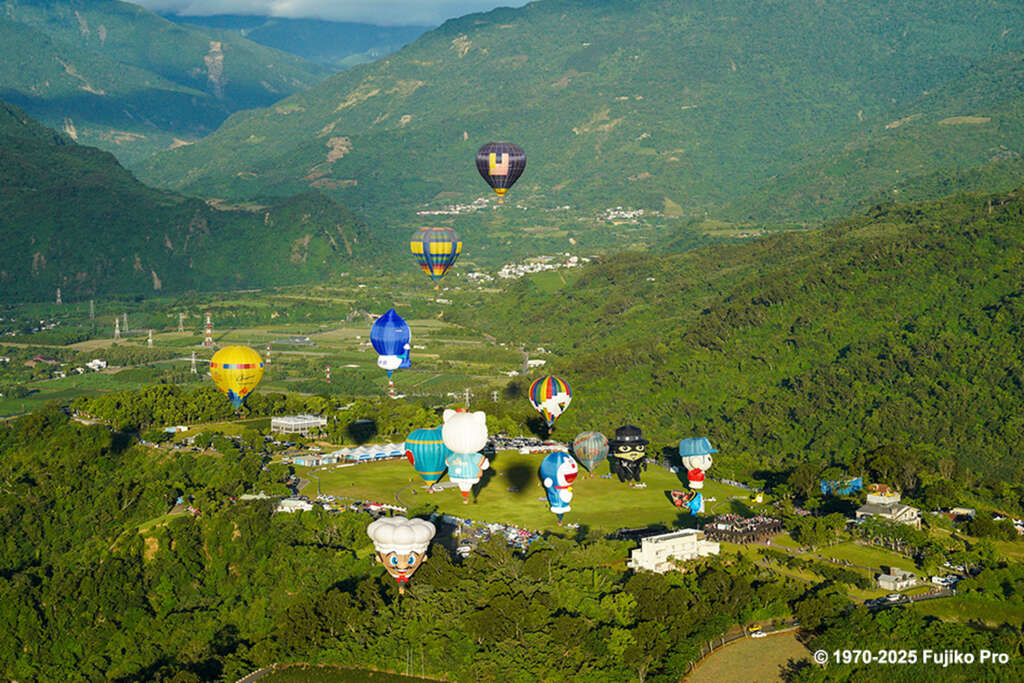 繽紛的熱氣球點綴臺東縱谷湛藍的天空_圖片取自臺東縣政府縣政新聞