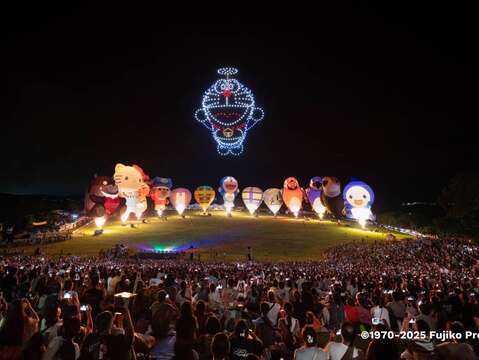 以超人氣哆啦A夢熱氣球為首隨音樂與無人機和煙火相互映襯展演_圖片取自臺東縣政府縣政新聞