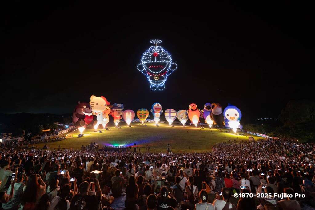 以超人氣哆啦A夢熱氣球為首隨音樂與無人機和煙火相互映襯展演_圖片取自臺東縣政府縣政新聞