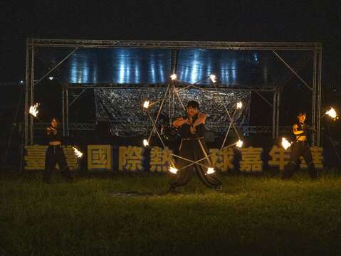 活動由高雄極限火舞團開場_照片為臺東縣政府提供