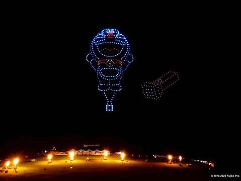 無人機隊於夜空中呈現哆啦A夢等經典角色_照片為臺東縣政府提供