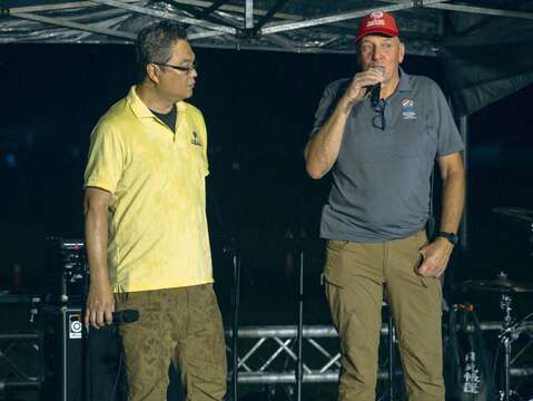 縣府也特別邀請熱氣球飛行總指揮Mr. Bakker與無人機展演負責人李志清博士向現場遊客說明_照片取自臺東縣政府縣政新聞