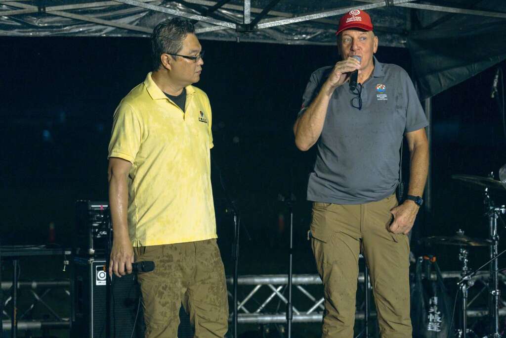 縣府也特別邀請熱氣球飛行總指揮Mr. Bakker與無人機展演負責人李志清博士向現場遊客說明_照片取自臺東縣政府縣政新聞