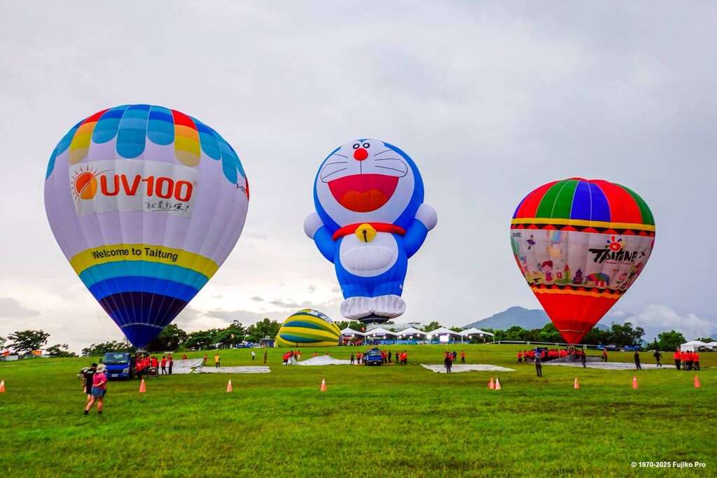 下午場活動在飛行團隊密切掌握天候變化下，趁著雨勢稍歇成功立起熱氣球。_照片取自臺東縣政府縣政新聞