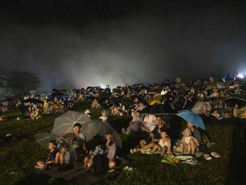 2025臺灣國際熱氣球嘉年華光雕音樂會鹿野高台萬人冒雨熱情參與_照片取自臺東縣政府縣政新聞