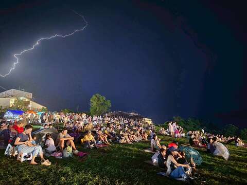 風雨交加中仍吸引超過一萬名遊客湧入現場共襄盛舉_照片取自臺東縣政府縣政新聞